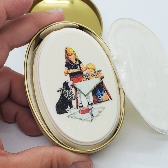 VTG new old stock Grandmother's are Special tin & Scented soap - Picture 9 of 13